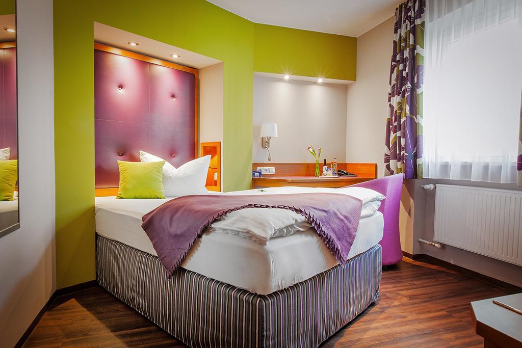 Hotel Am Turm Кауфбойрен Номер фото